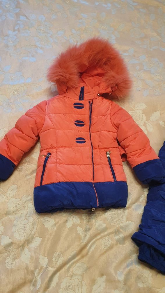 Продам  зимний комбинезон для девочки  3- 5 лет
