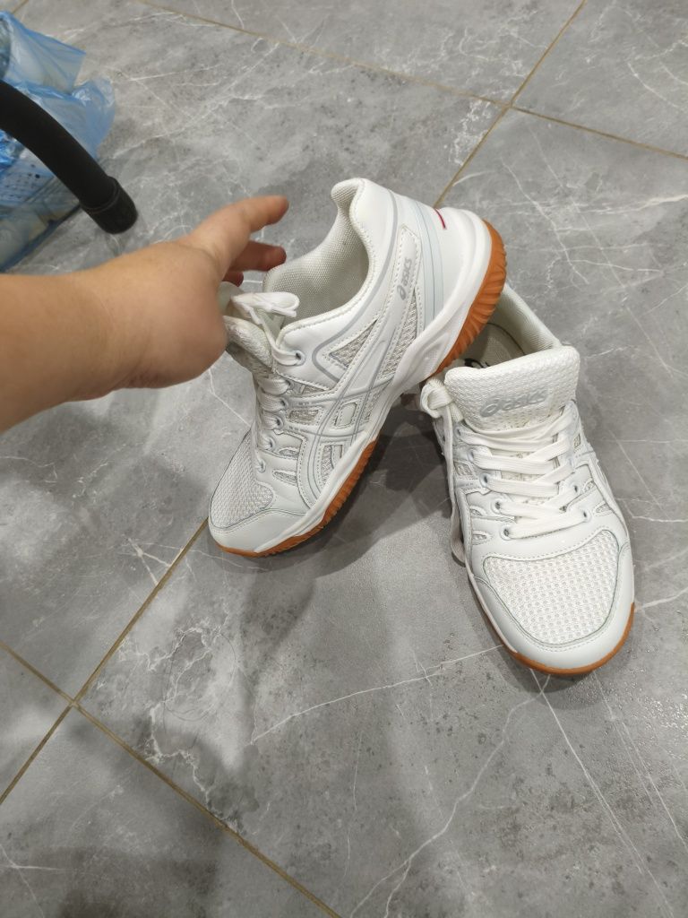 Кроссовки Asics  почти новые