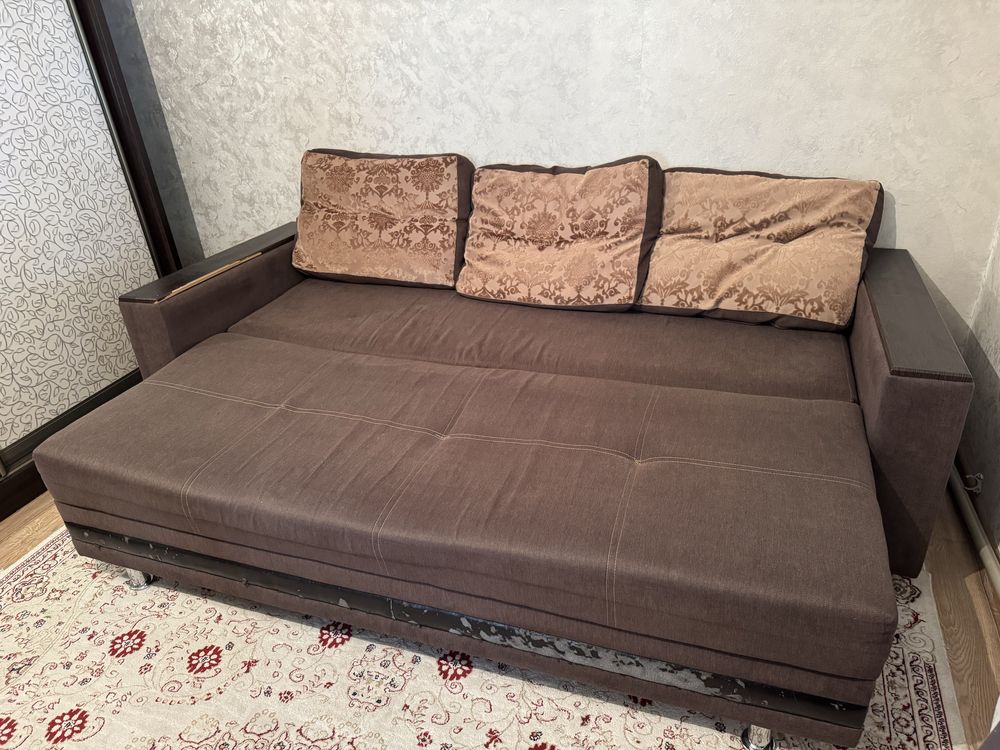 диван коричневый