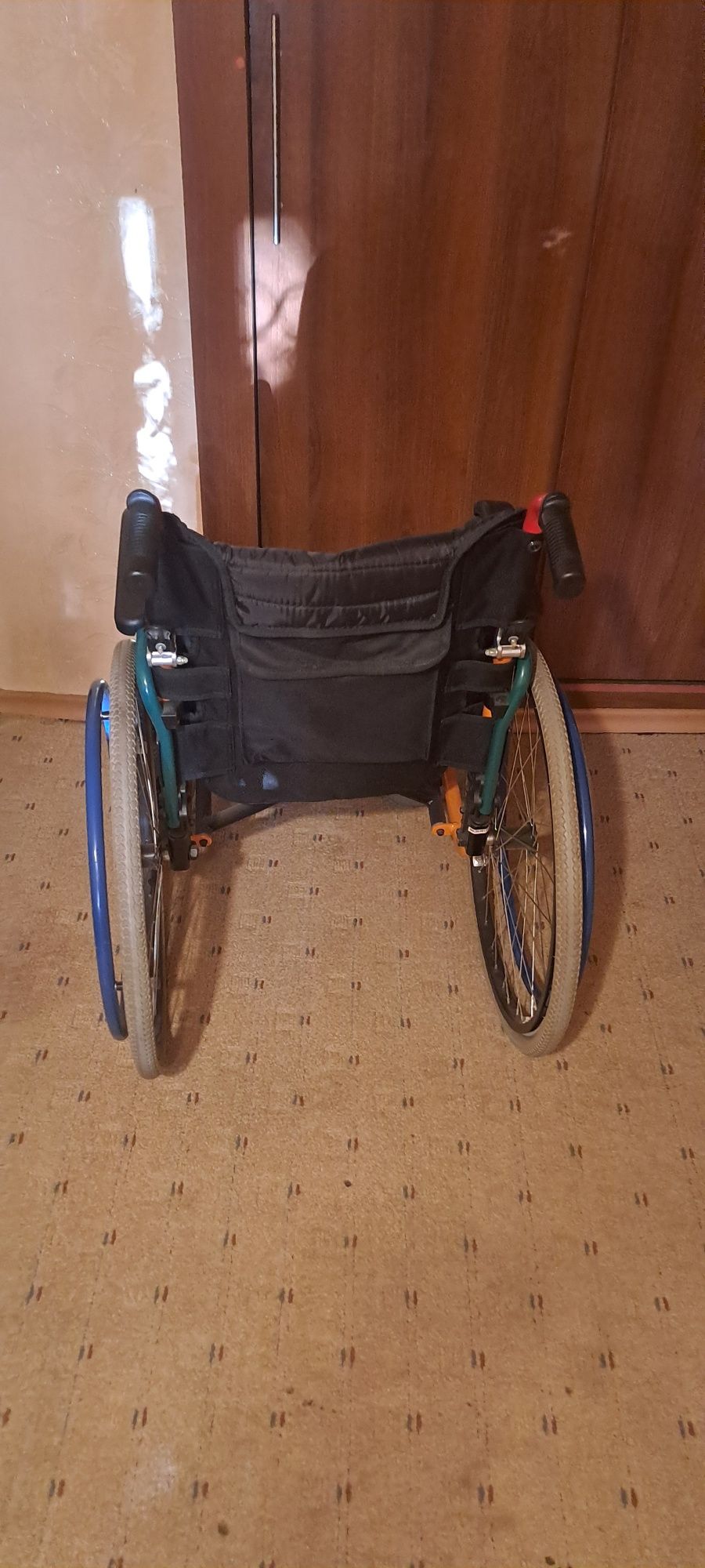 Продам инвалидную коляску