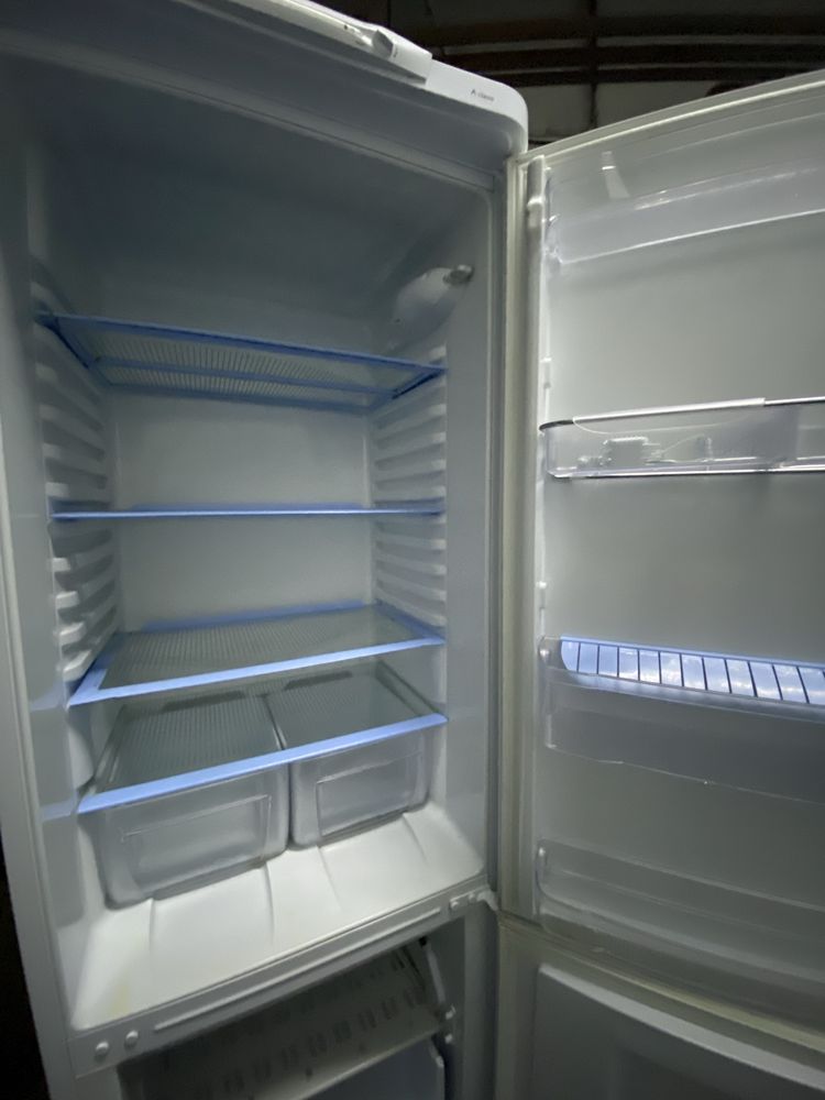 Продам холодильник  INDESIT двухкамерный