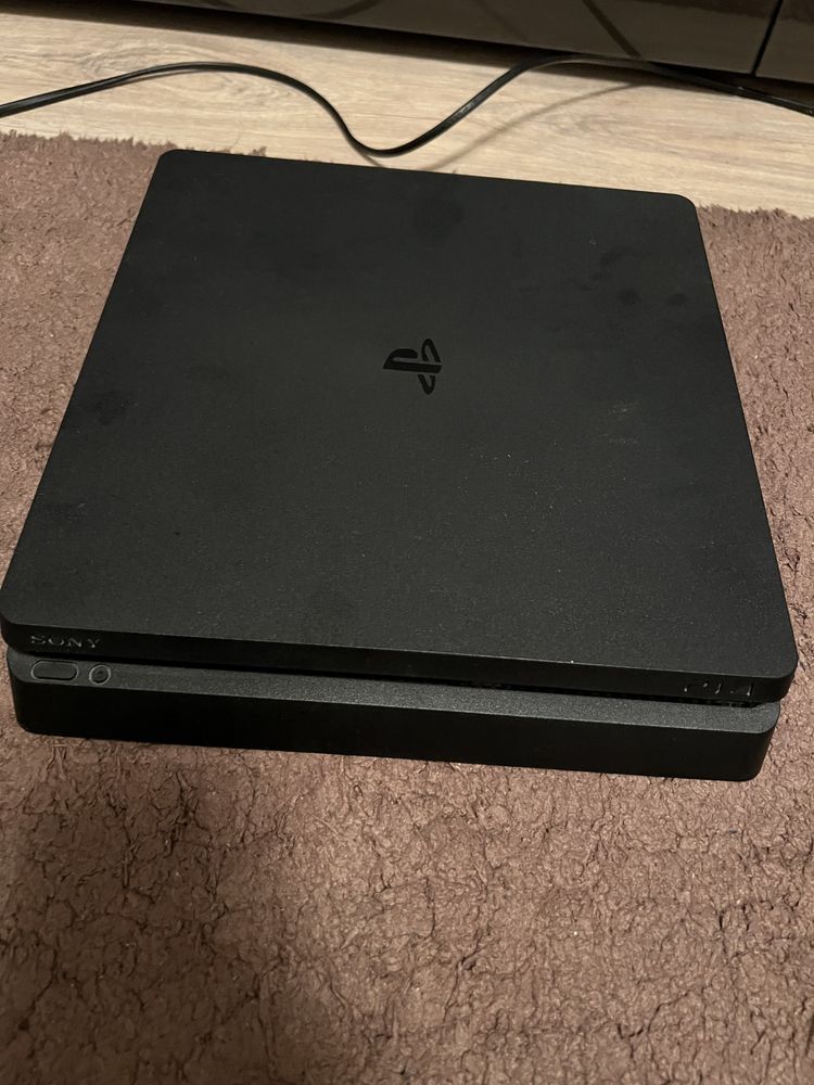 Продам ps4 в отличном состоянии + фифа 24 человек паук ufc в подарок