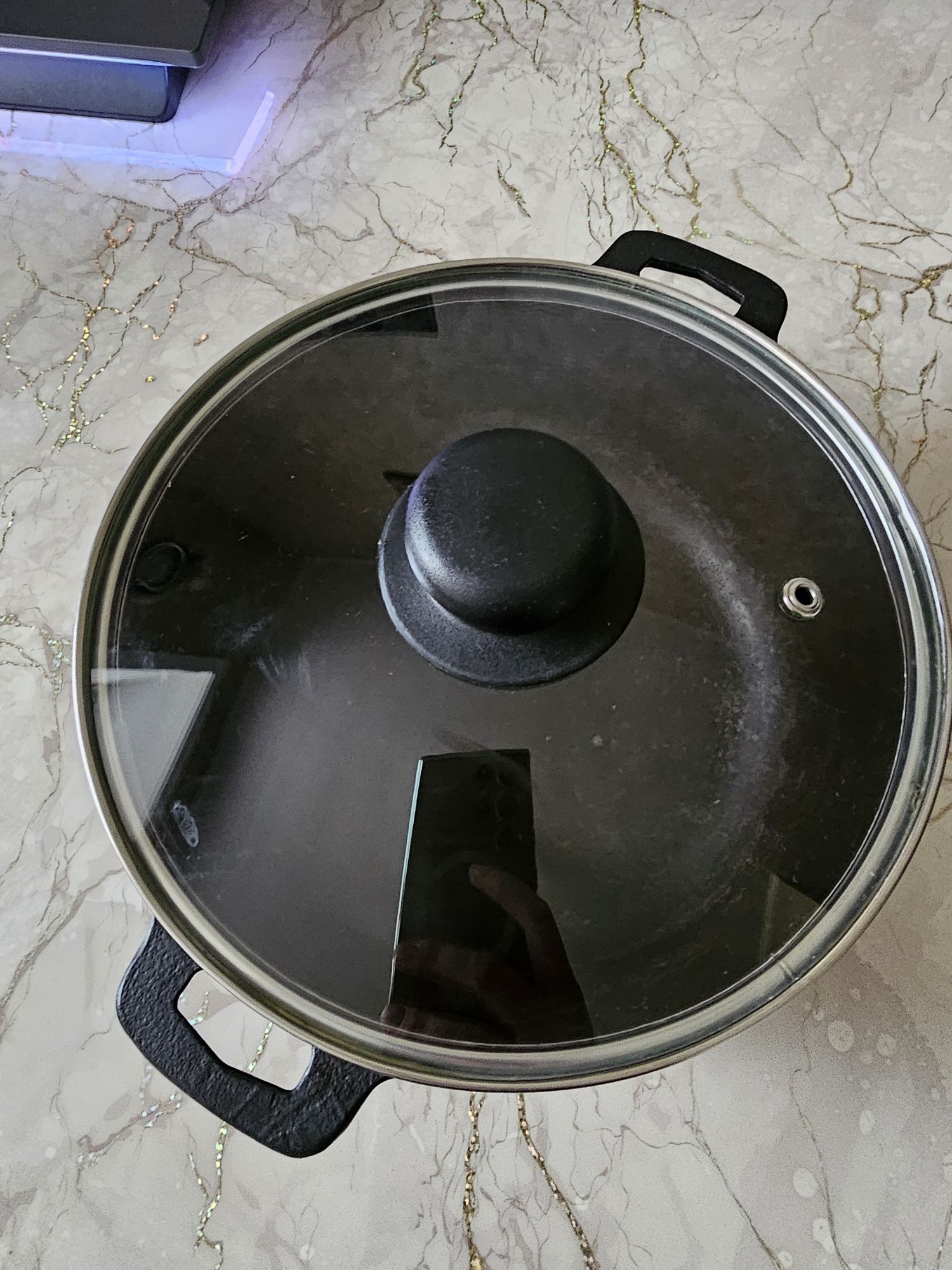 Продам чугунную кастрюлю (казан) 2л