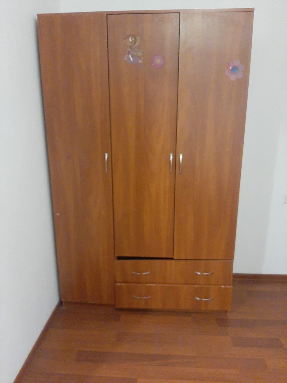 Стол, кух гаонитур, шифоньер, прихожка продается б/у в отличном состоя
