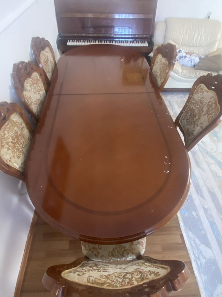 Стол со стульями
