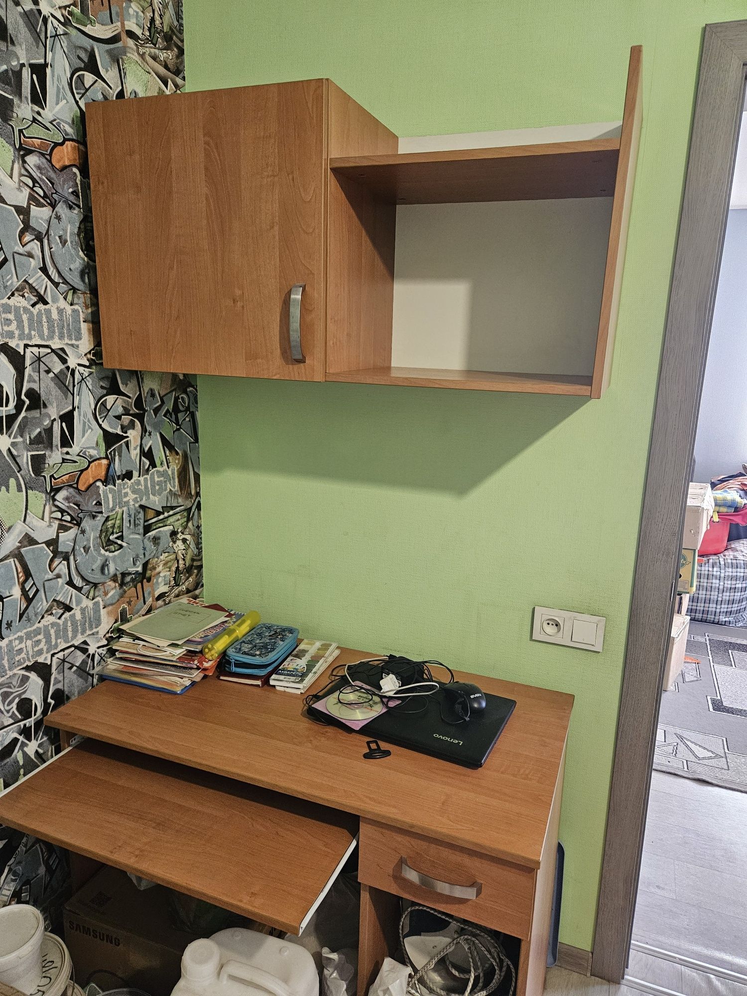 Продаётся детская спальня две кровати  и два компьютерных стола