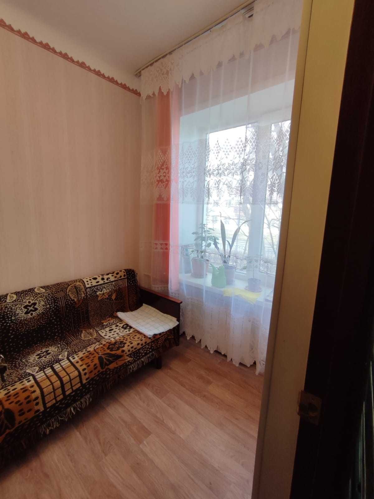 Продам 2 комн. срочно  старый часть возле колхозного рынка
