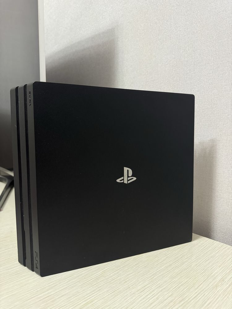 PlayStation 4 Pro + 4 джойстика и 7 игр