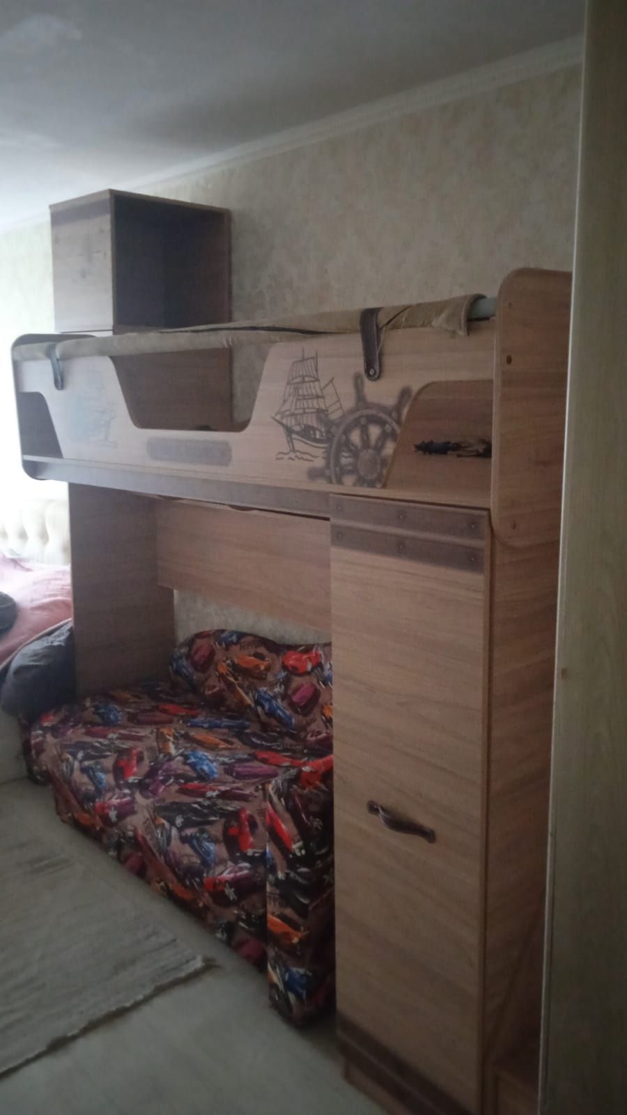 Продам  детскую 2х ярусную кровать с мини диваном. Интересный дизайн.
