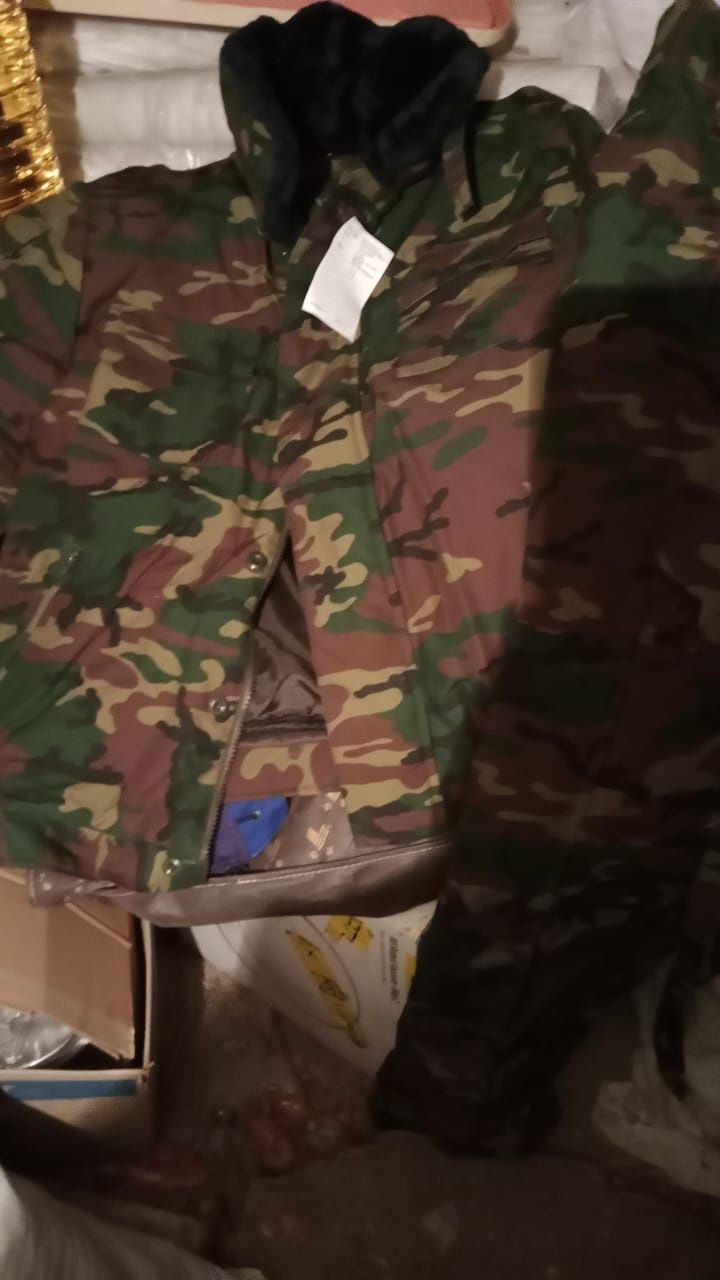 Продам  бушлат, валеньки все новое