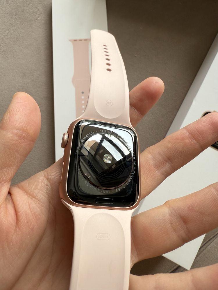 Продам Apple Watch 5 серии в идеальном состоянии