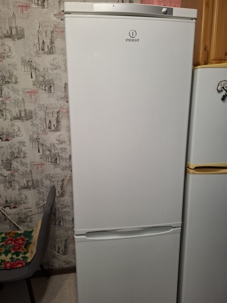 Продам холодильник Indesit