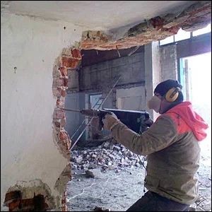 Демонтажные работы снос перегородок пробивка проемов окон демонтаж
