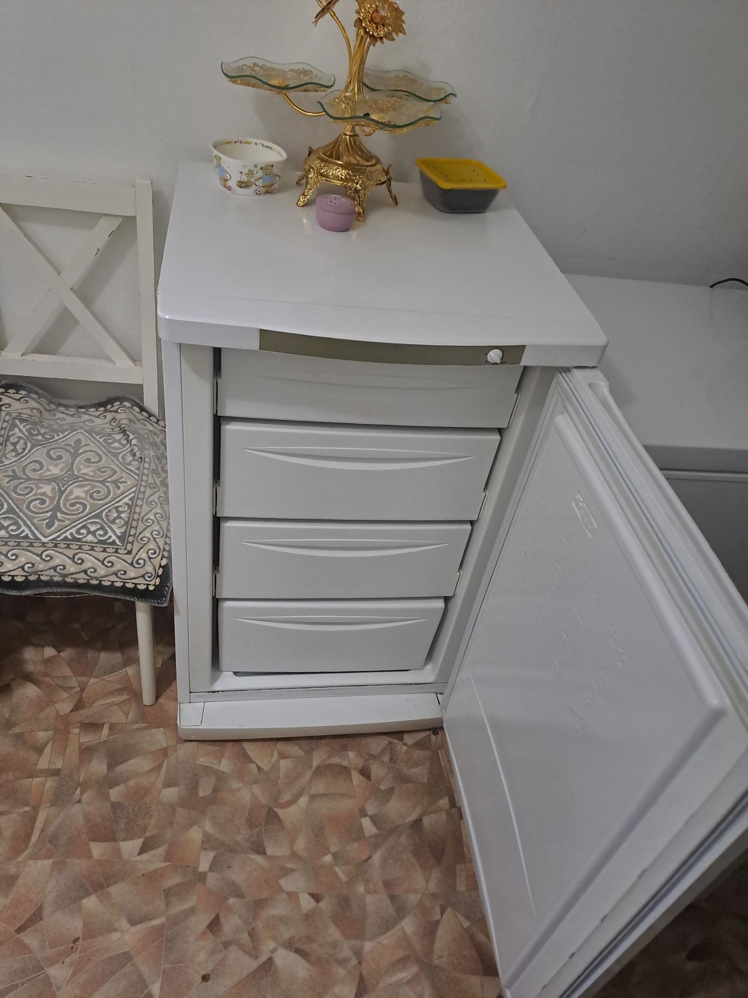Продаётся морозильник Indesit..