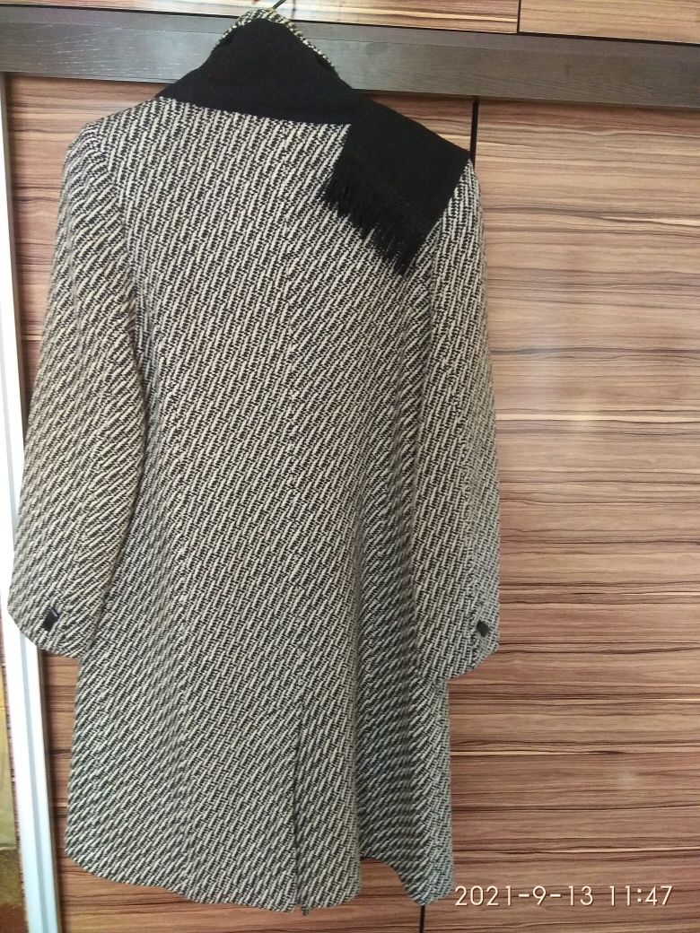 Продам демисезонное пальто.