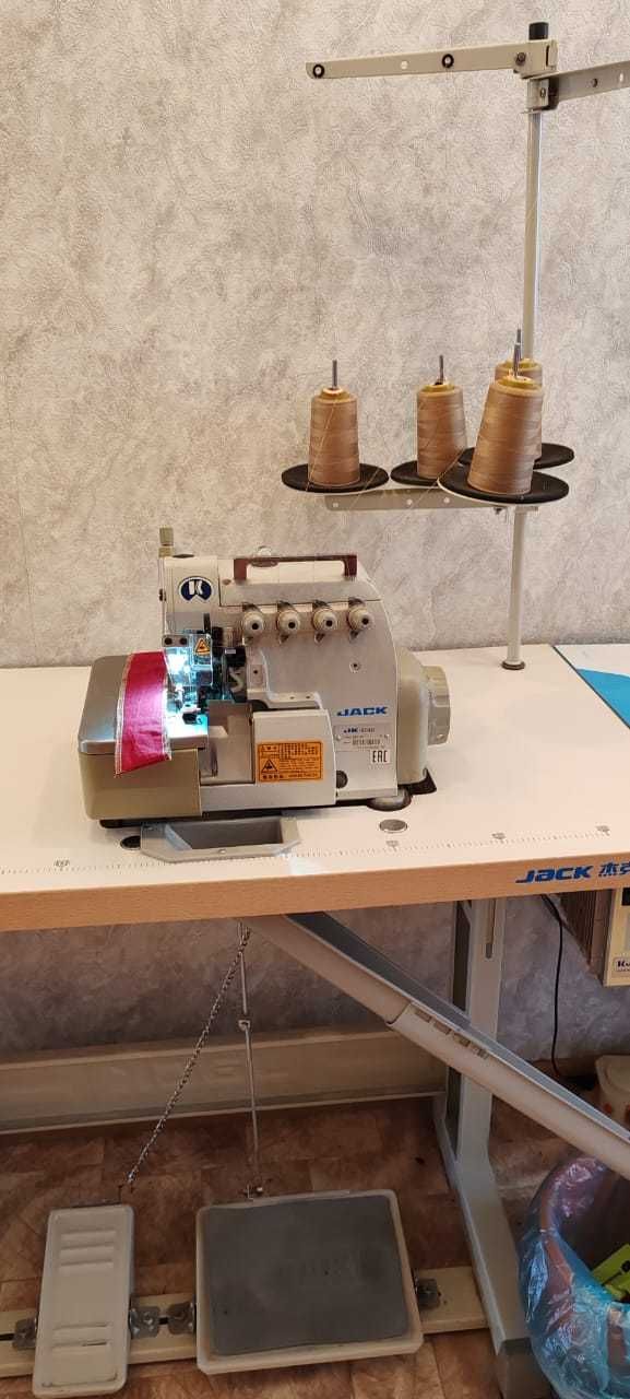 Промышленный 4-х ниточный оверлок Jack-804D со столом