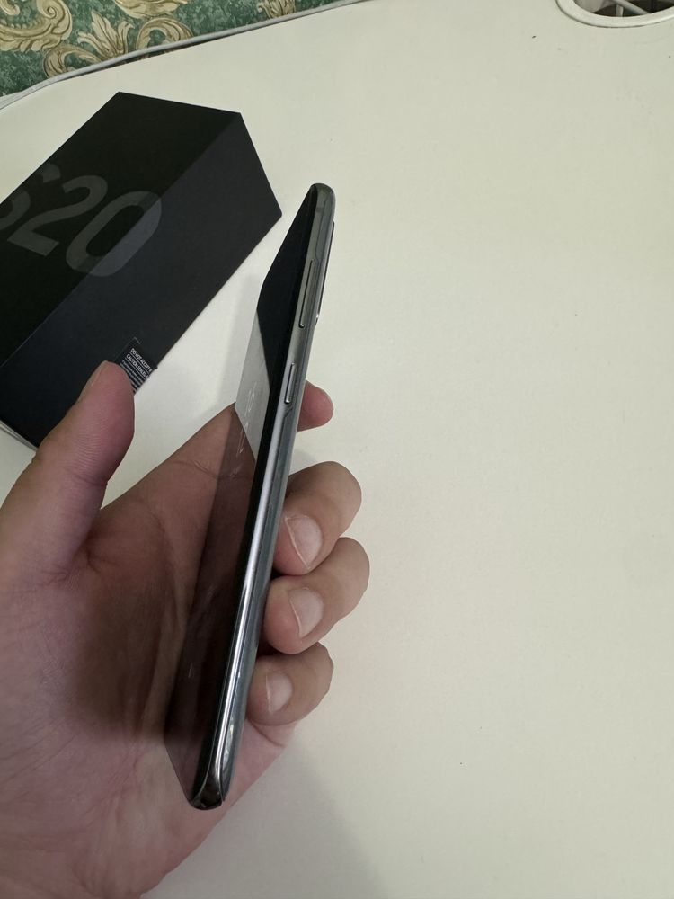 Samsung Galaxy S20 128gb в идеальном состоянии