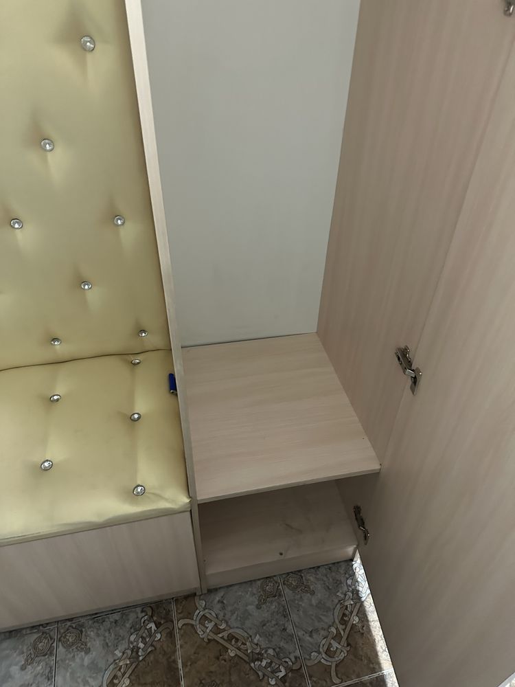 Шкаф для прихожкий в хорошем состояний