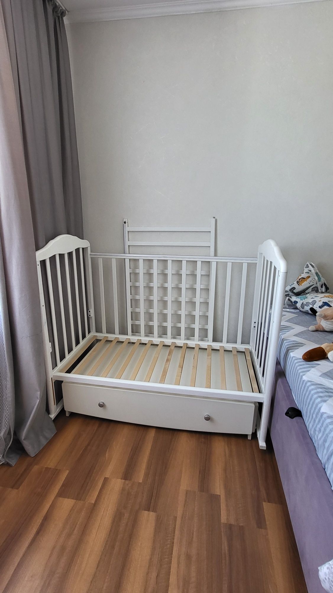 Продам детскую кровать без матраса