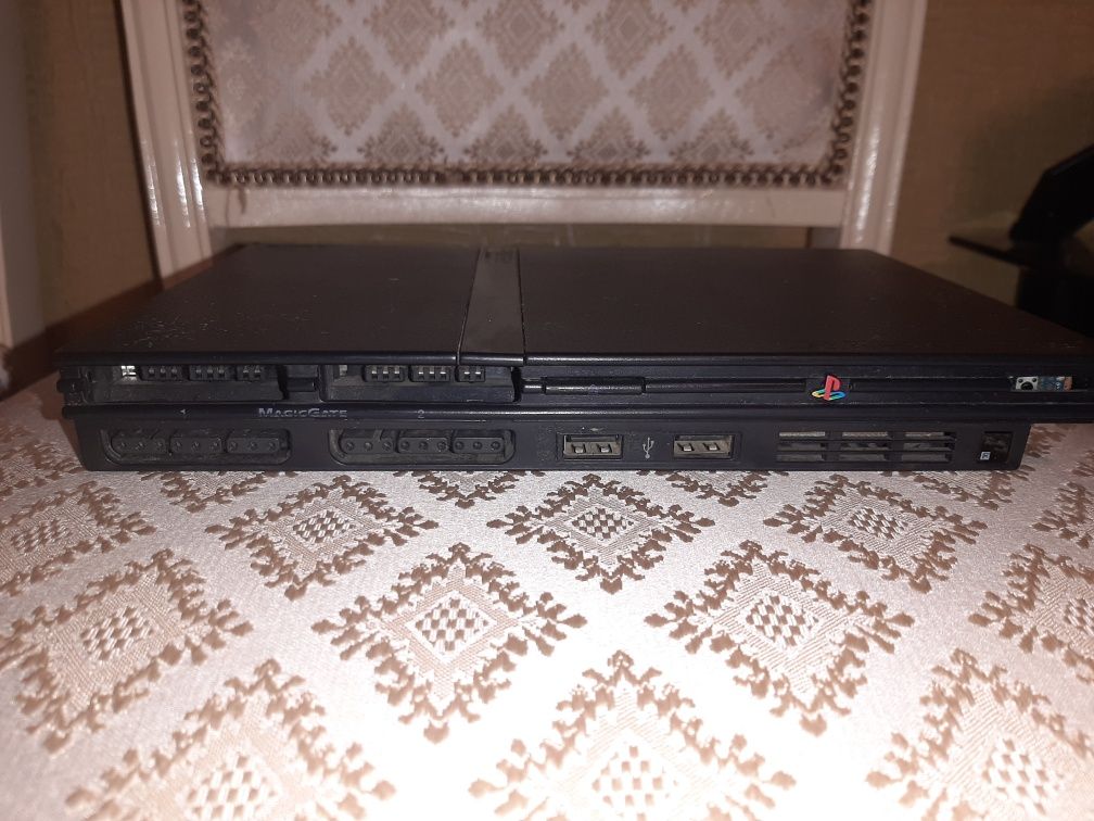 Продам Sony PlayStation-2 на запчасти.