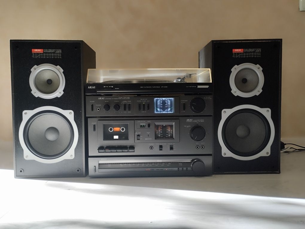 Стойка AKAI , тюнер, усилитель дека проигрыватель колонки