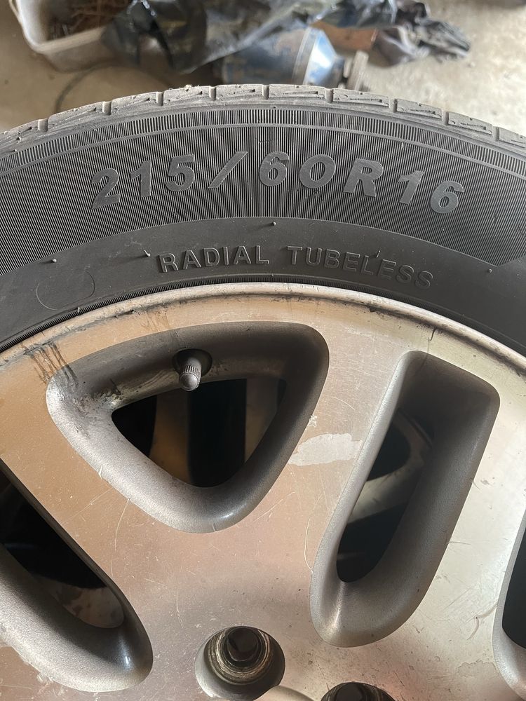 Продам резину 215/60/16