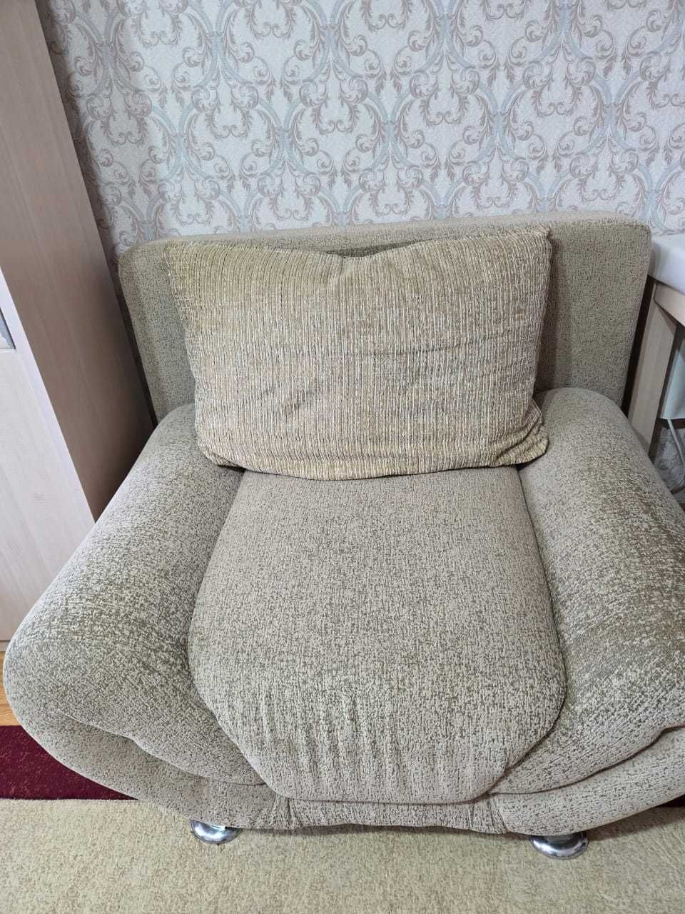 Угловой диван и кресло