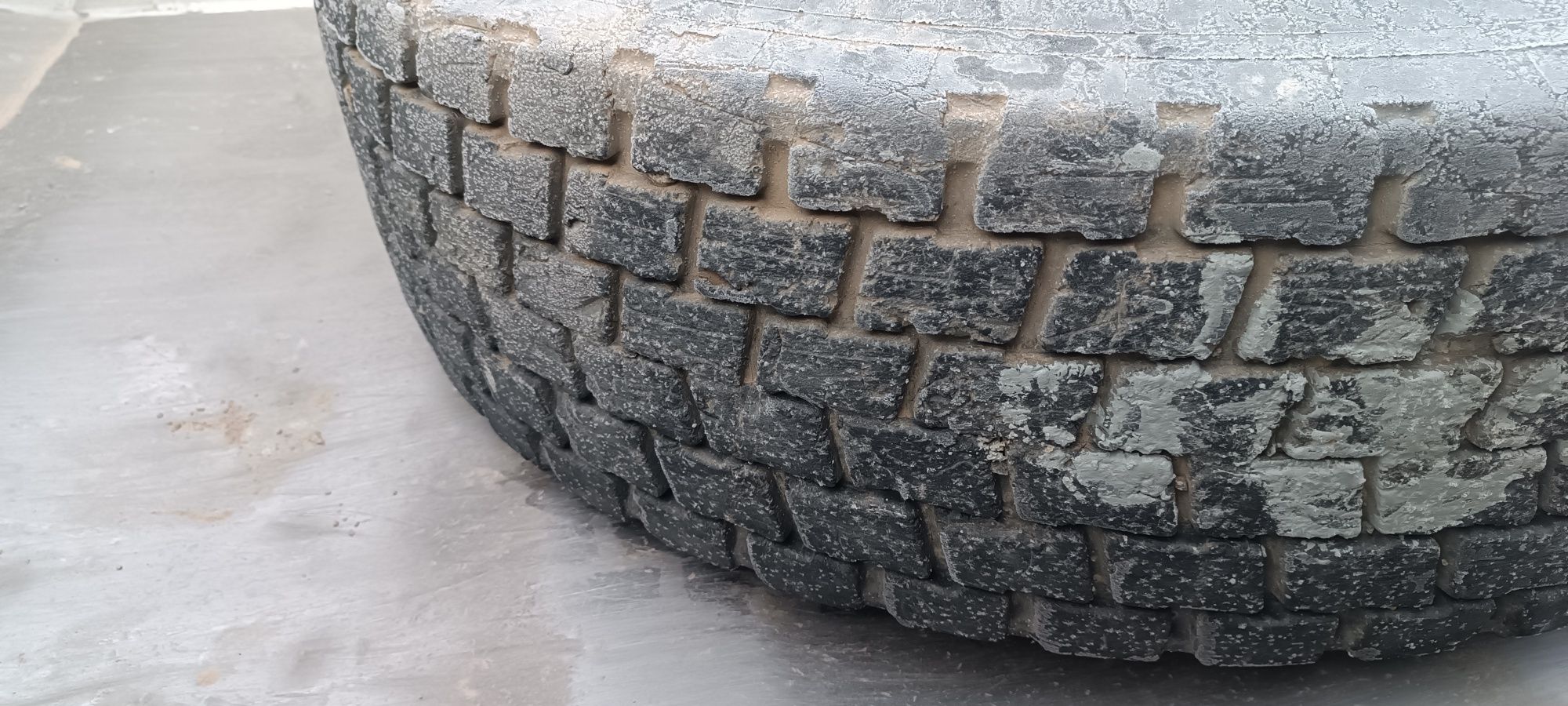 Только покрышка покрышка безкамерка 315/80/22.5