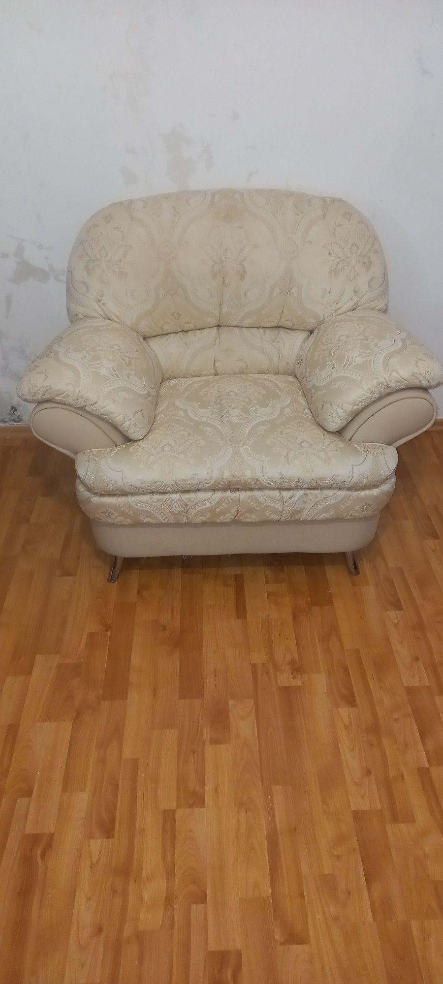 Диван с двумя креслами