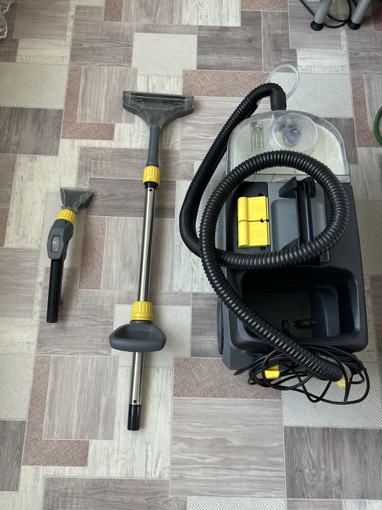 Моющий пылесос Karcher Puzzi 10/1 для химчистки мебели