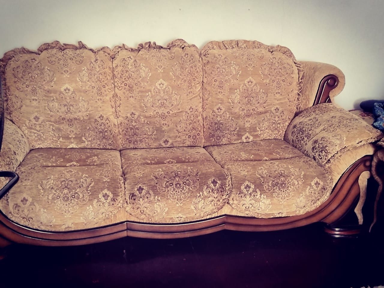 Срочно продам диван и два кресло