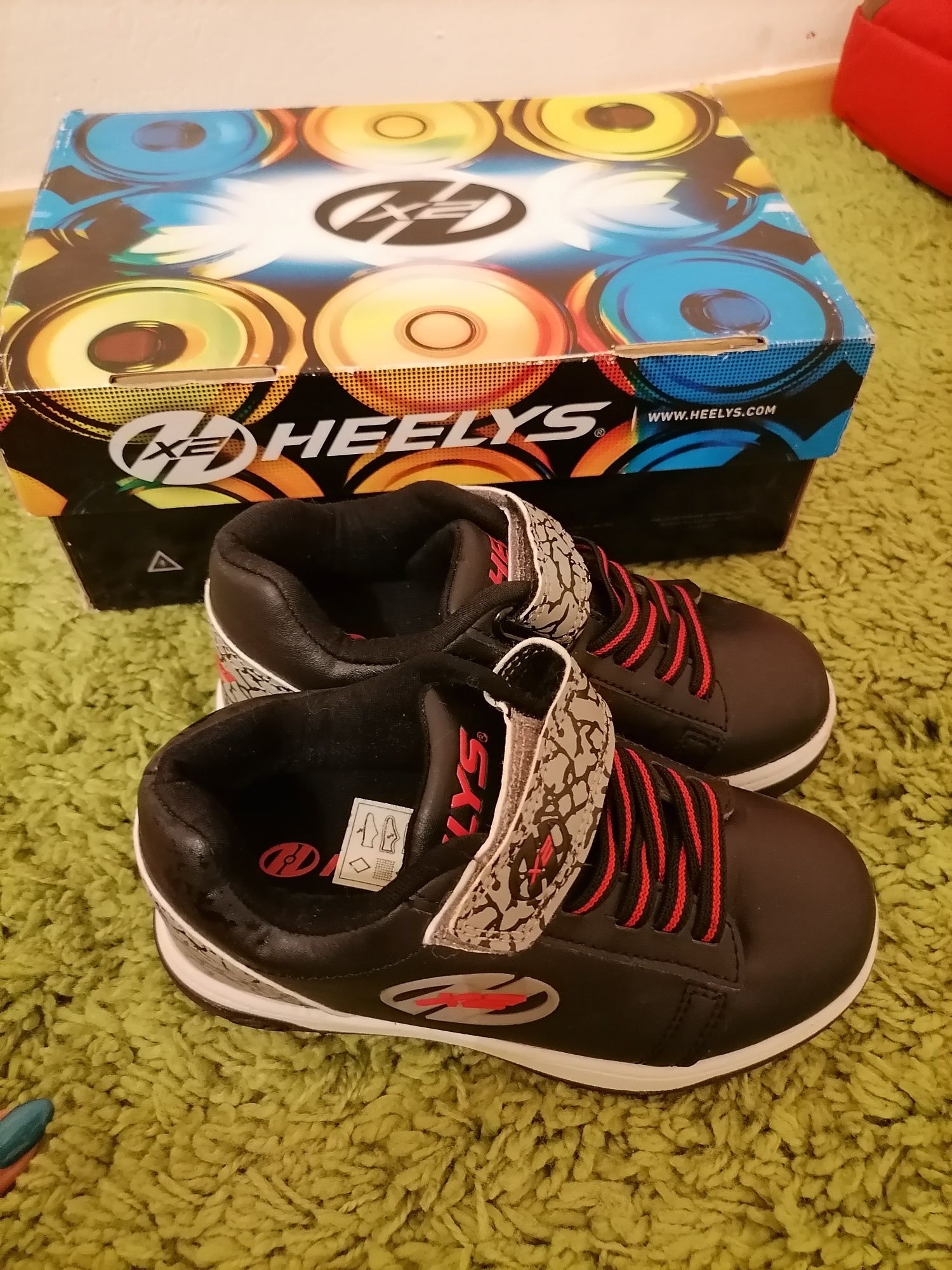Новые кроссовки на колесах Heelys 30 размер