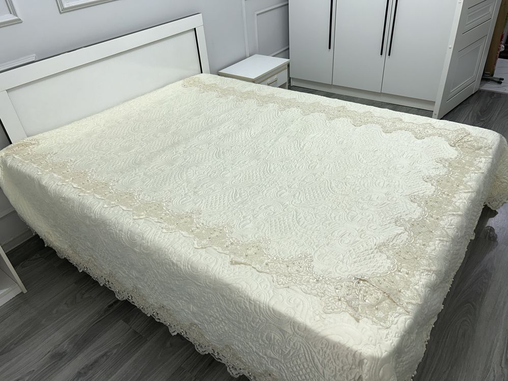 Продаю кровать и 2 тумбочки (в комплекте)