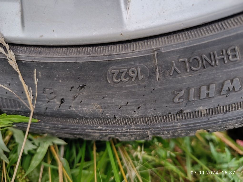 Зимние шипованные шины 235/45 R17  на оригинaл дисках R17 Volksw