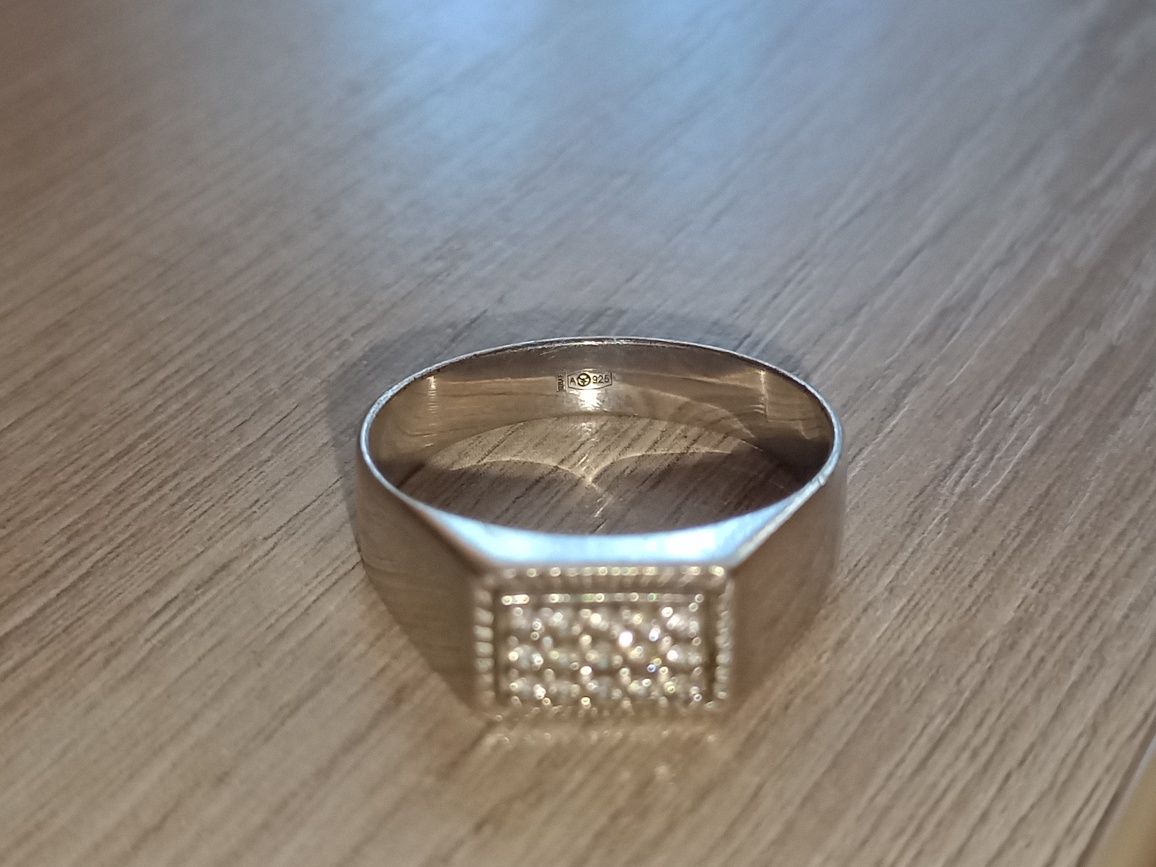 Продам Серебряное кольцо KARI 925 пробы с фианитом, размер 21, б/у