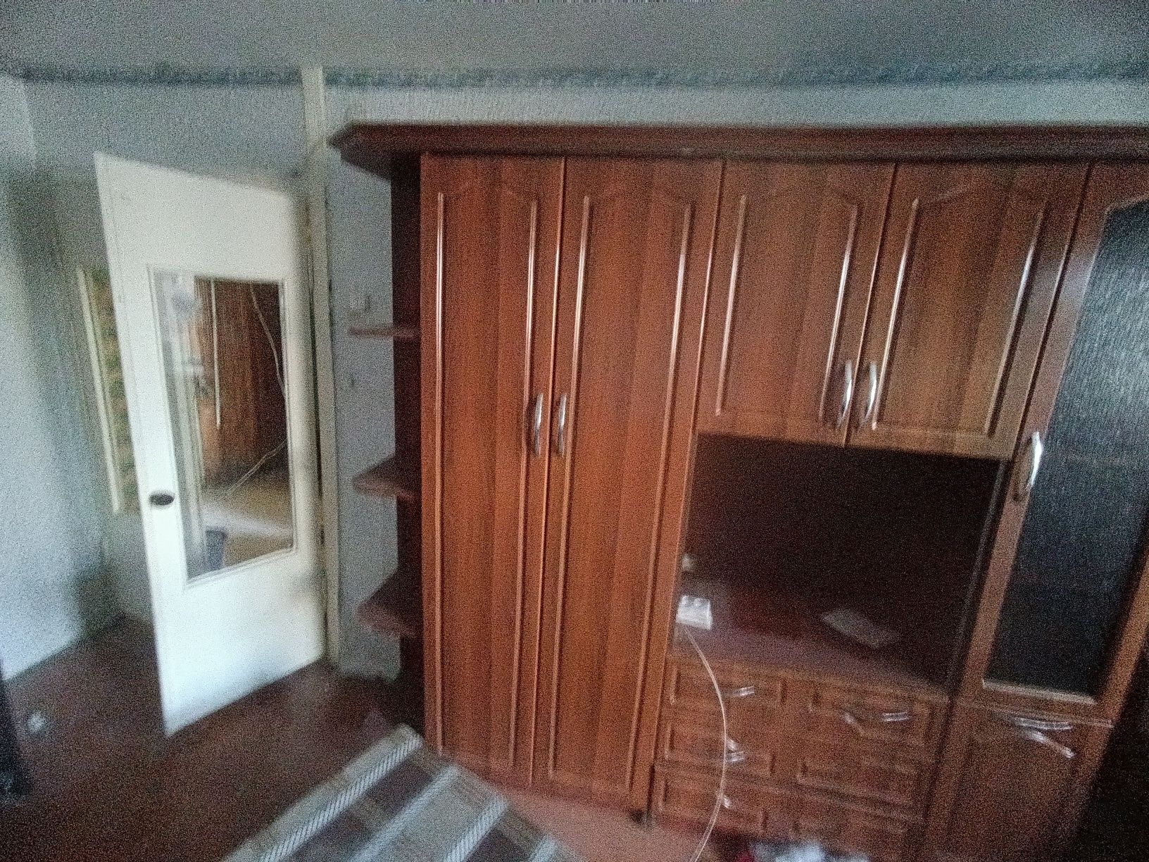 Продам сервант недорого