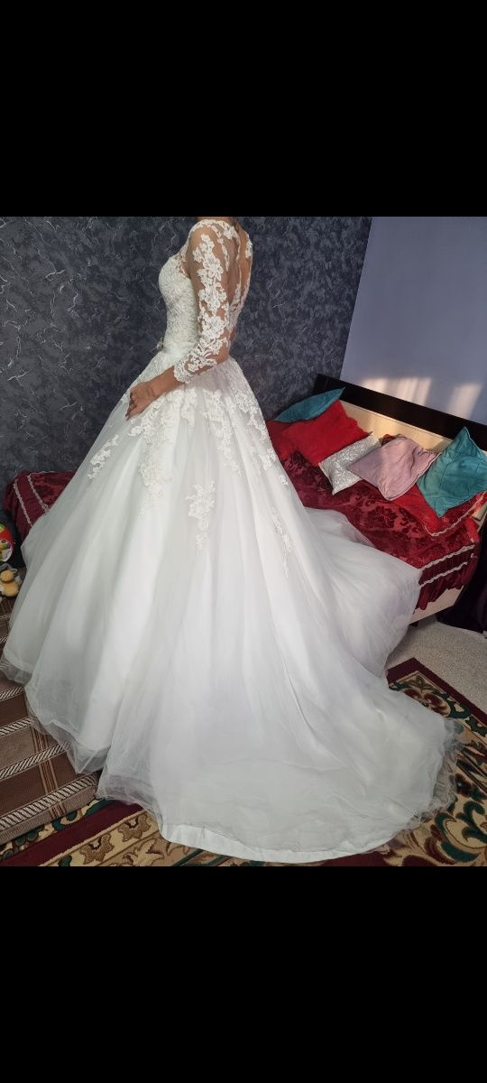 Шикарное свадебное платье.