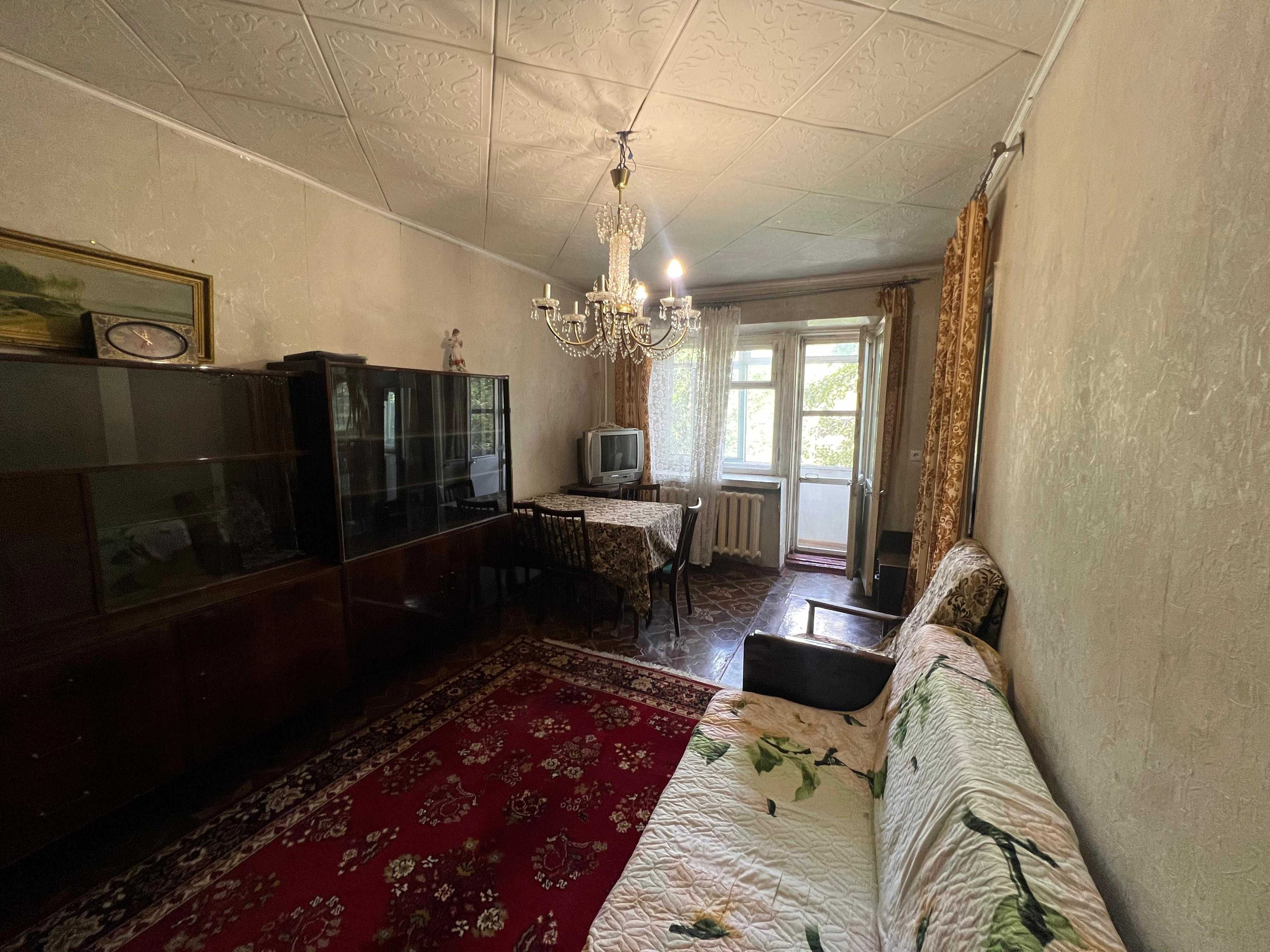 Продаю 2-комн.  Абдирова, 2 этаж, не угловая, балкон есть. Без ремонта