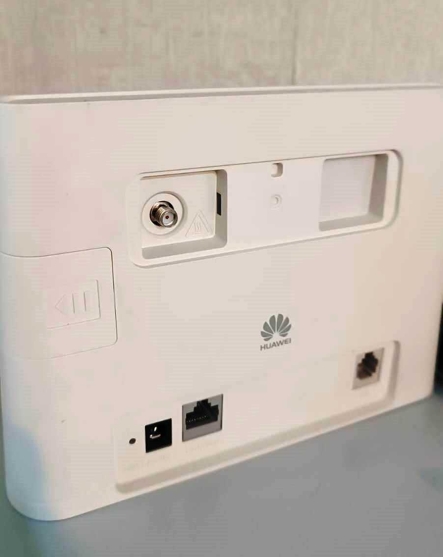 4 G роутер Huawei B311-221 работает от любой сим карты.
