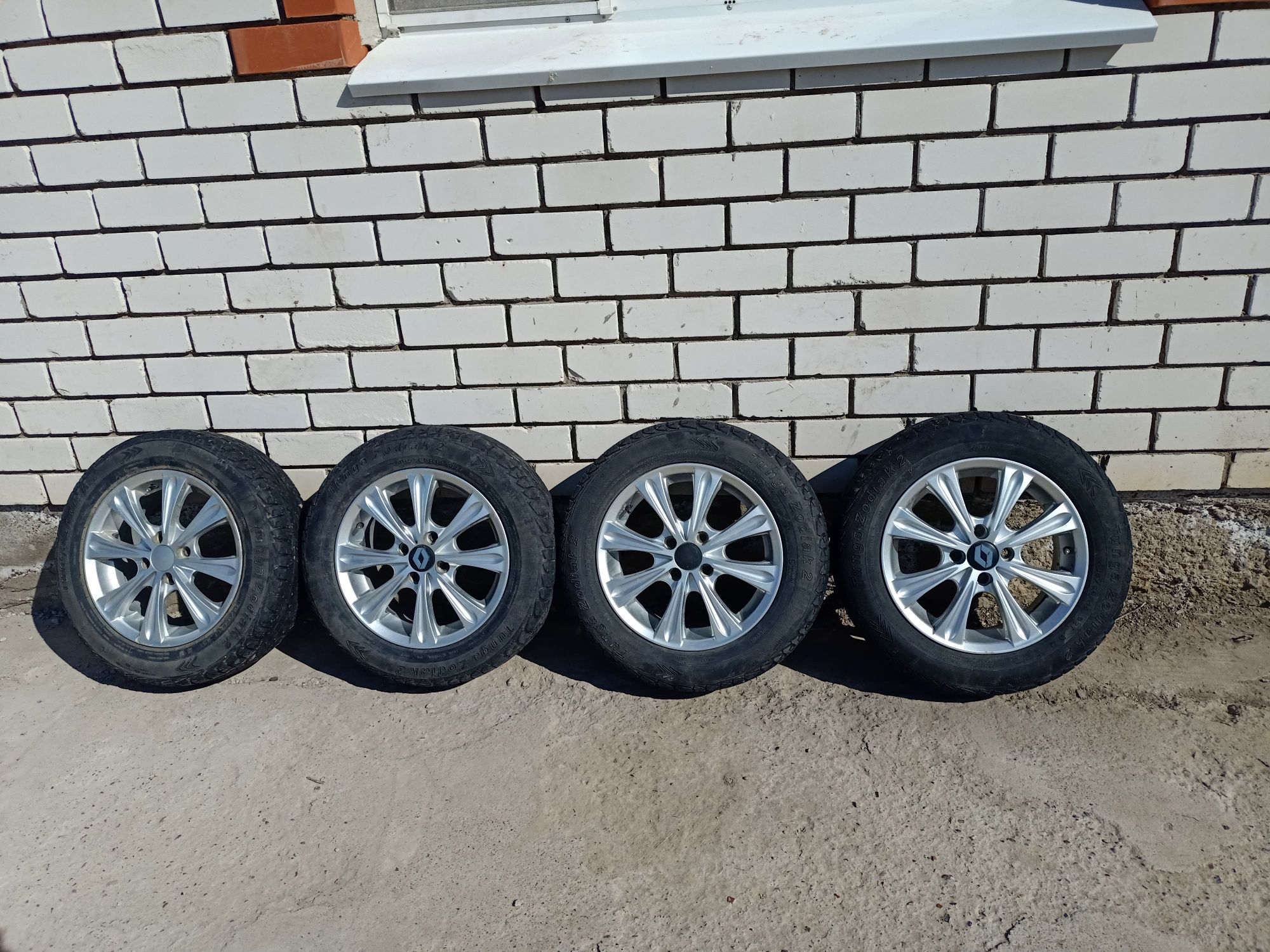 Продам летные шины в комплекте. Размер 185/65  R 15 . Срочно.