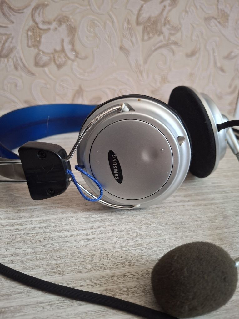 Продам наушники проводные, регулировка громкости. Микрофон.