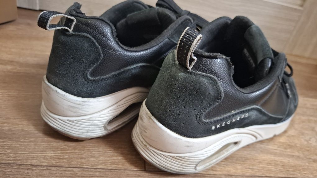Мужские кроссовки Sketchers черные на белой подошве