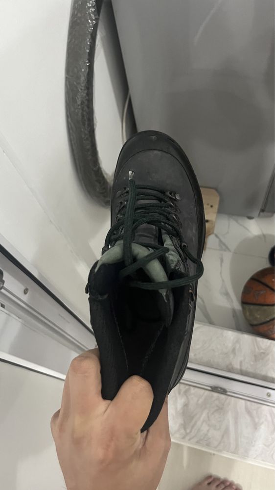 продам треккинговые ботинки Lowa Tibet GTX