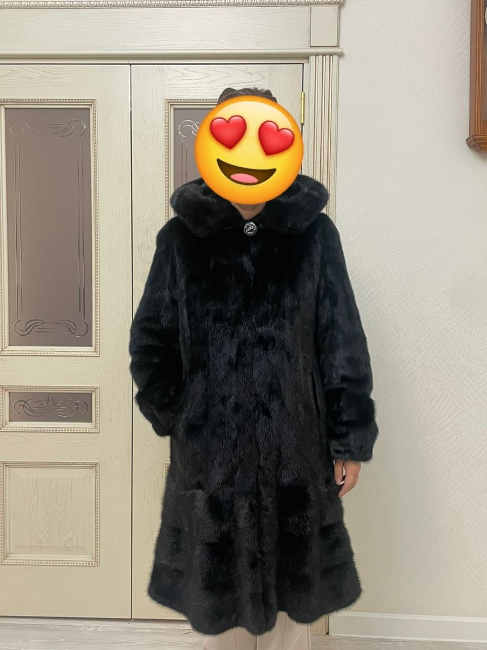 Верхняя одежда,  женская шуба,  чёрного цвета.