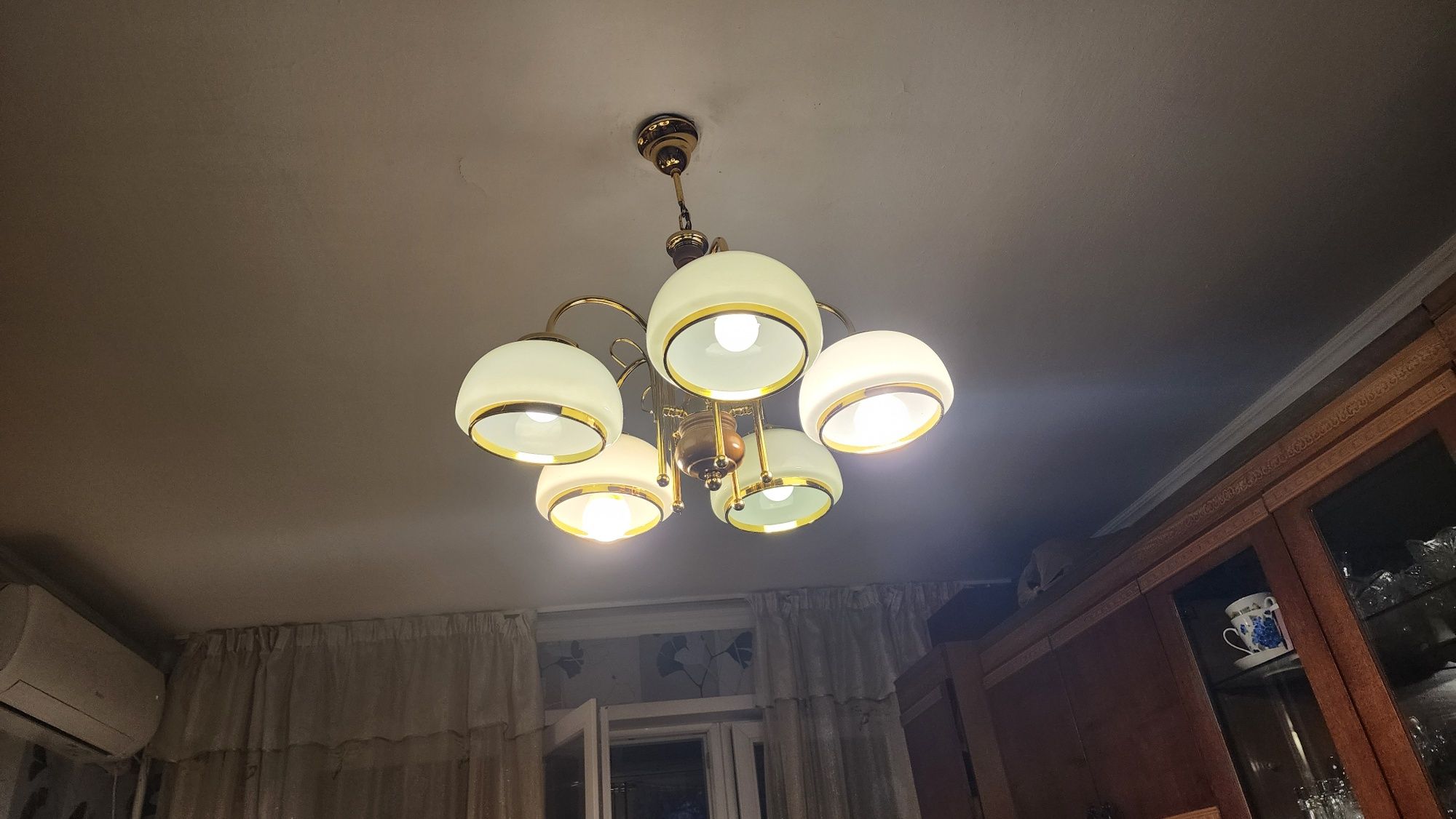 Люстра для зала.