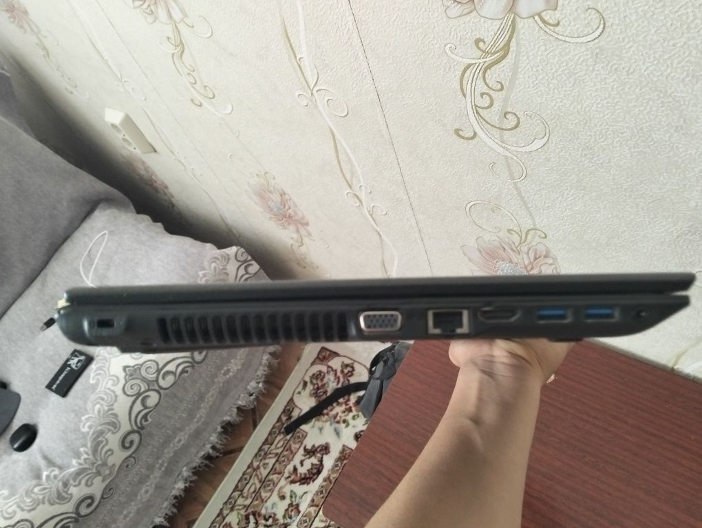 Срочно Ноутбук acer рабочий есть нюансы