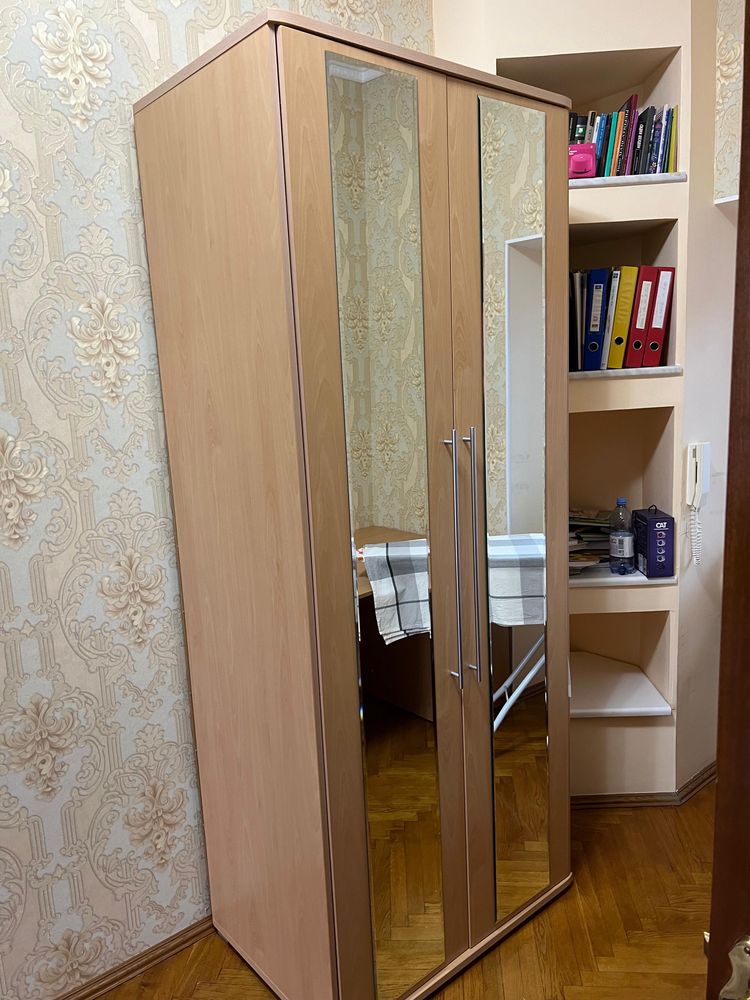 Продам двухдверный шкаф
