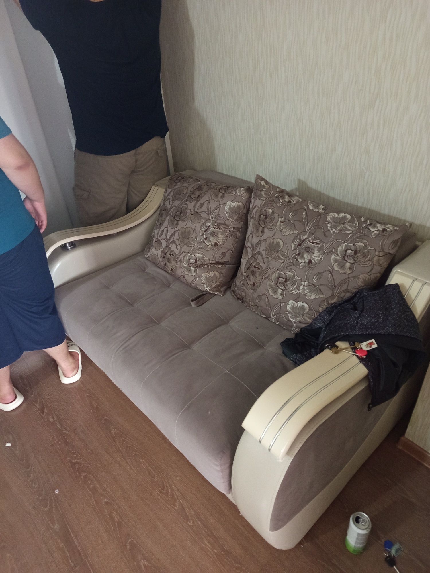 Диван сатылады срочна