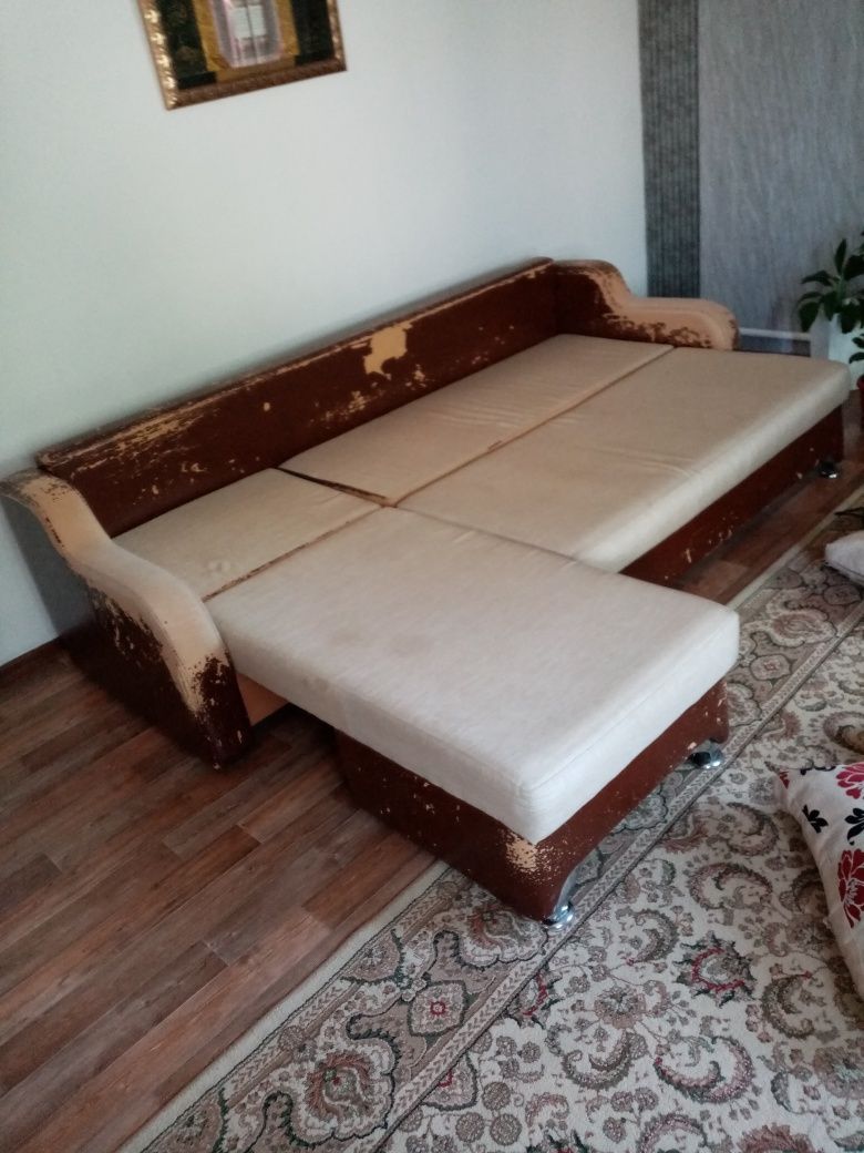 Сатылады диван, жастық пен бырге