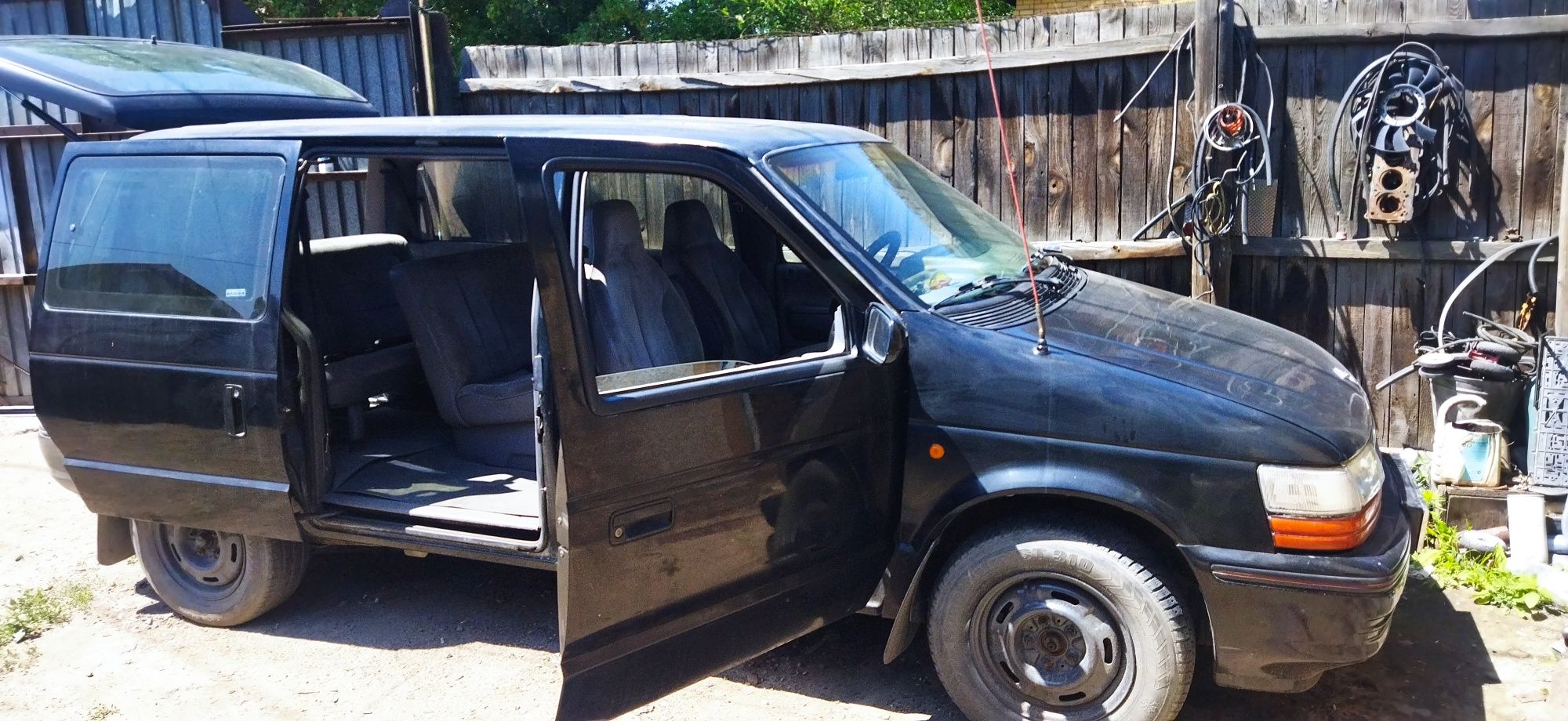 Автомобиль chrysler voyager девяносто второй год второе поколение